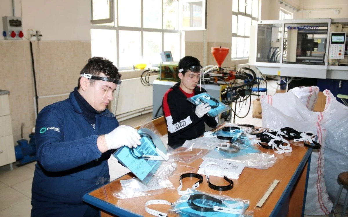 Konya\'da iki meslek lisesi koruyucu maske üretti