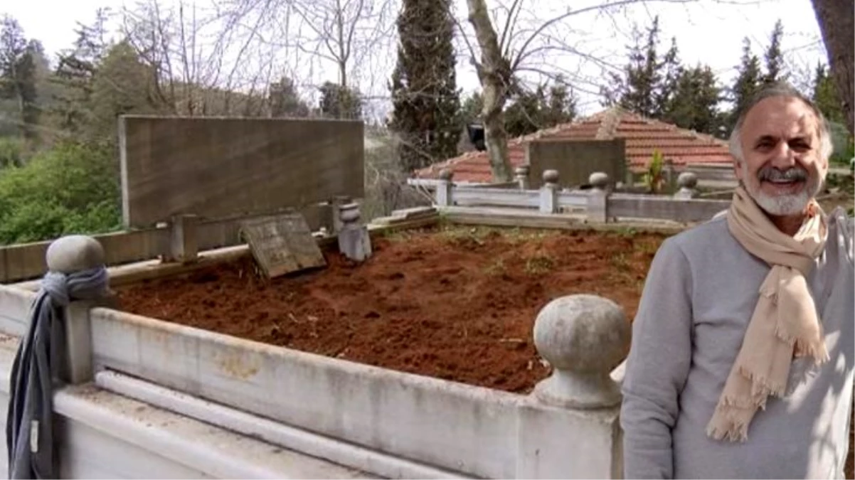 Koronavirüsten hayatını kaybeden Prof. Cemil Taşçıoğlu\'nun mezarına oğlu kaşkolunu taktı