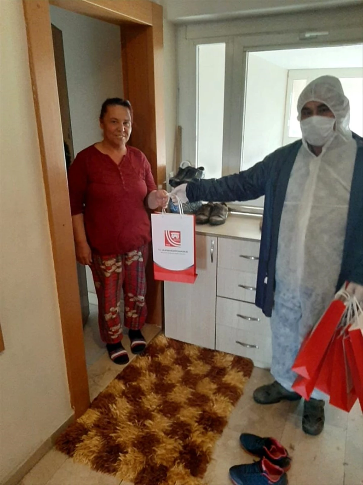 Lalapaşa Belediyesi evlere hijyen seti dağıttı