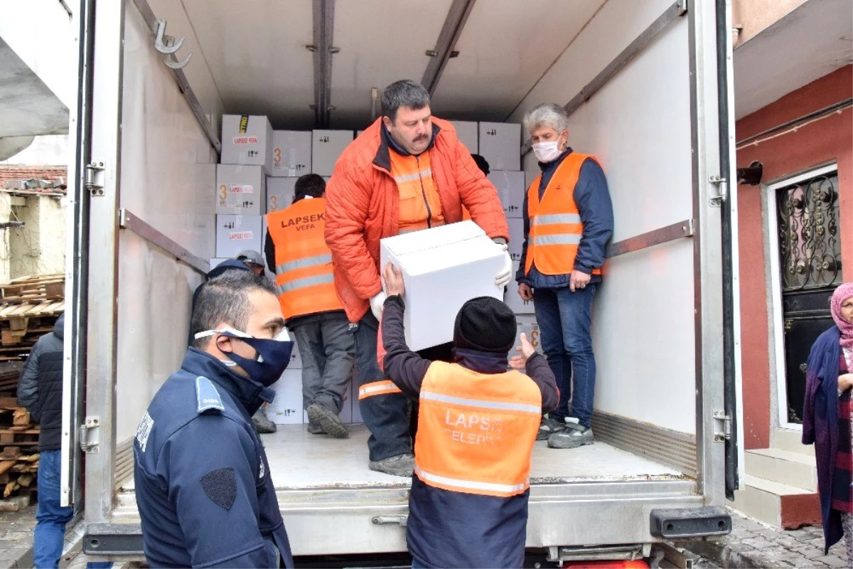 Lapseki\'de 2 bin aileye yardım kolisi dağıtıldı