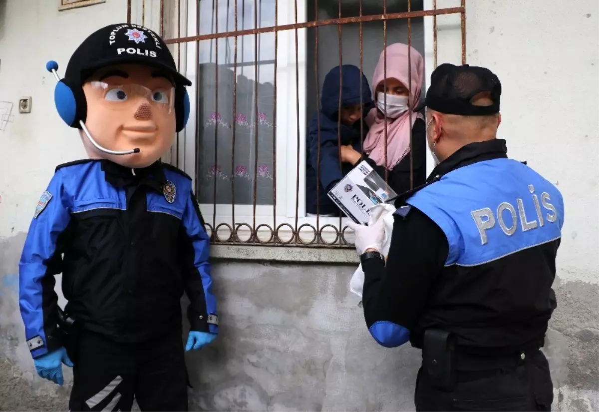 Maskot polis otizmli Halil\'i sevindirdi