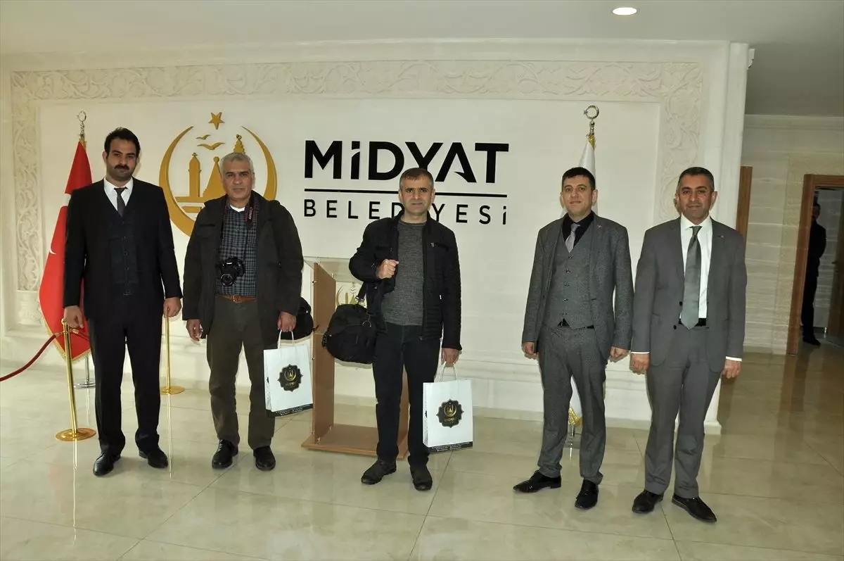 Midyat Belediye Başkanı Şahin basın mensuplarına maske ve dezenfektan dağıttı