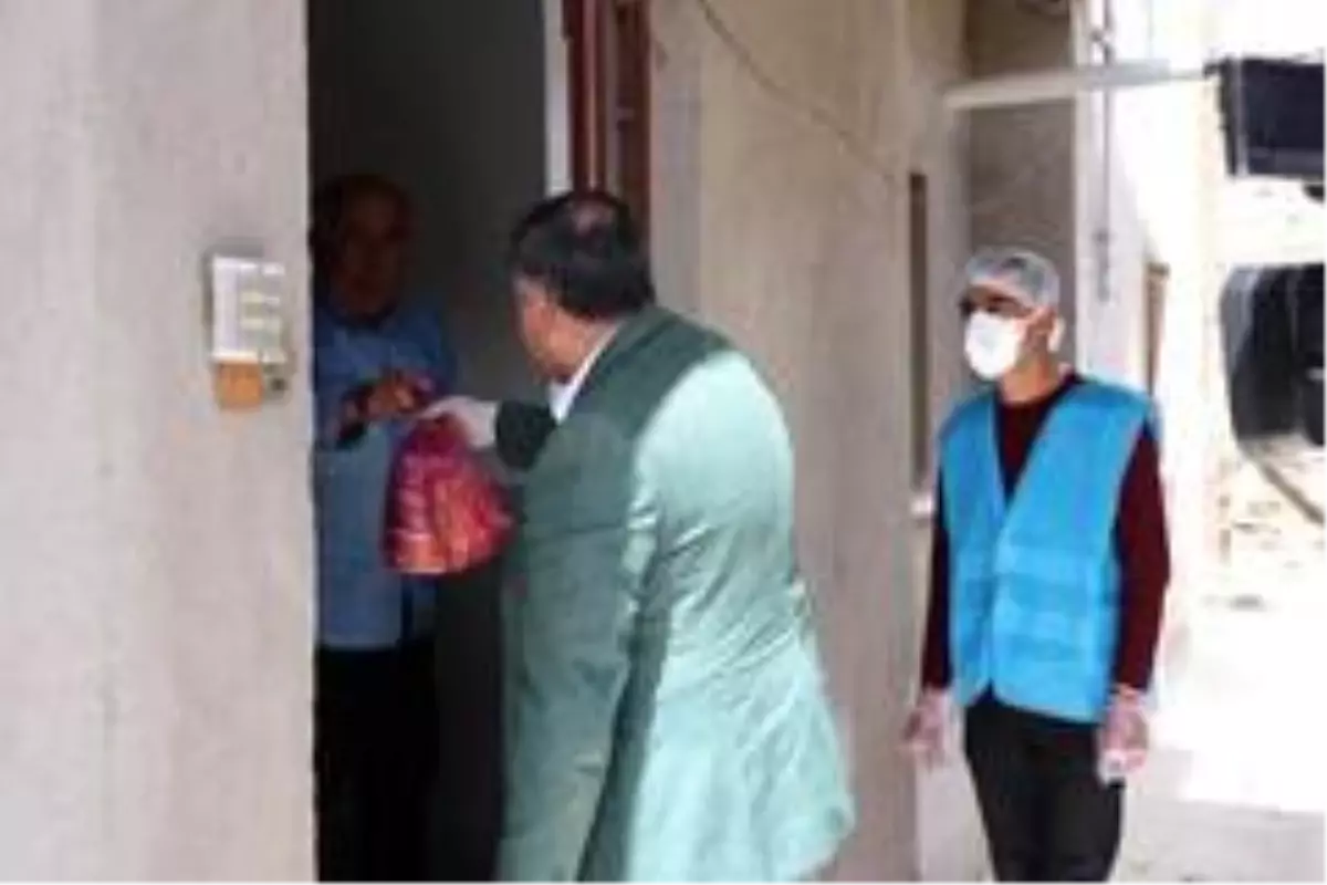 (Özel) Sıcak yemekler evinden çıkamayan yaşlıların ayağına götürülüyor