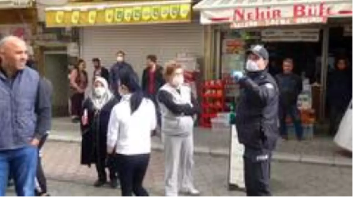 Polis ekiplerinden postane önüne bariyerli önlem