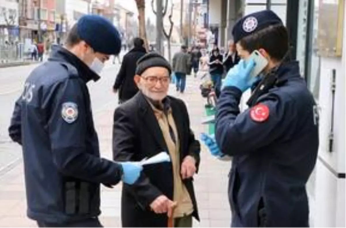 Polisler, caddede durdurdukları 93 yaşındaki vatandaşı araçla evine götürdü