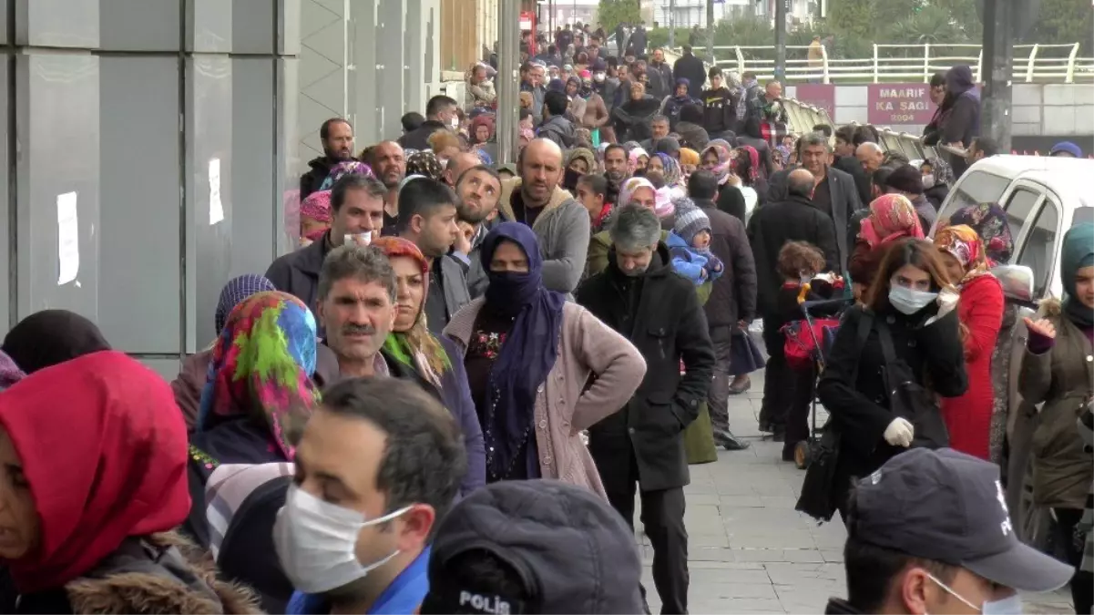 Sosyal mesafeyi hiçe saydılar metrelerce kuyruk oluşturdular