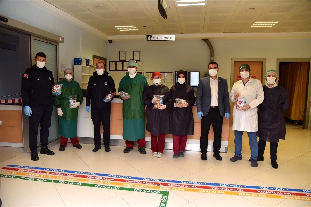 Trabzon\'da polislerden, koronavirüsle mücadele eden sağlıkçılara tatlı ikramı
