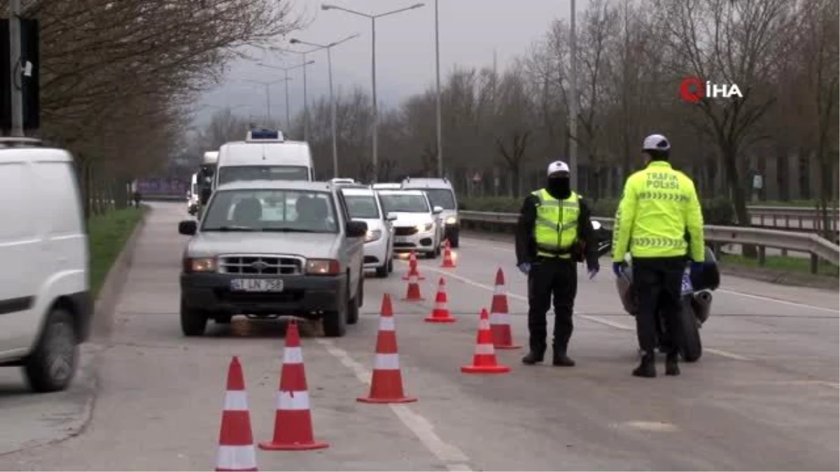 Trafik polisleri araçları tek tek durdurarak, vatandaşları evde kalmaları için uyardı