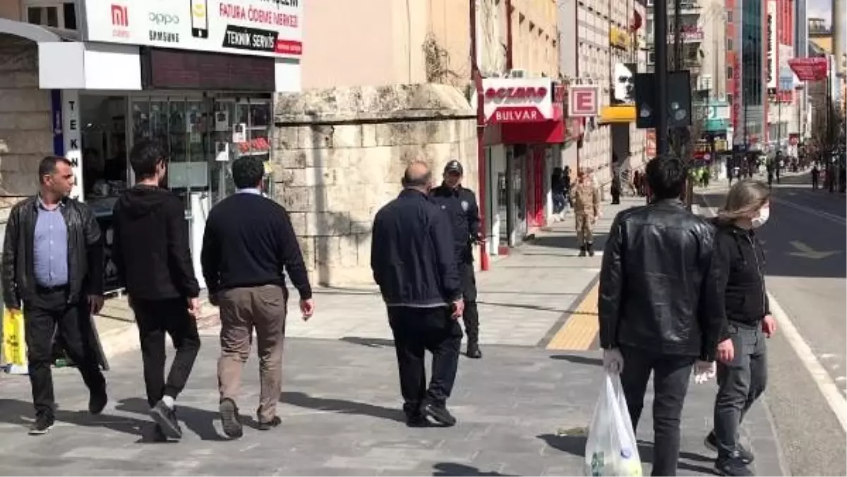 Yoğunluk azalmayınca cadde, araç ve yaya trafiğine kapatıldı