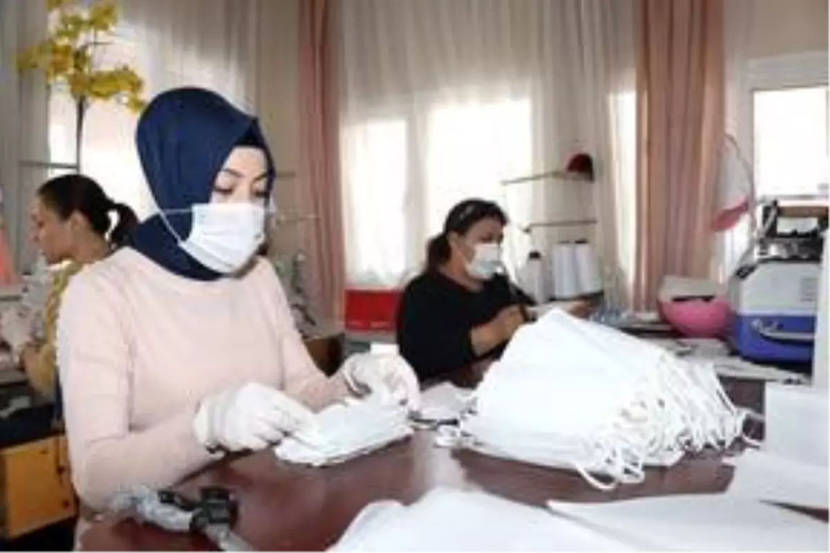 Adana\'da usta öğreticiler, günde 300 tıbbi maske ve koruyucu kıyafet üretiyor