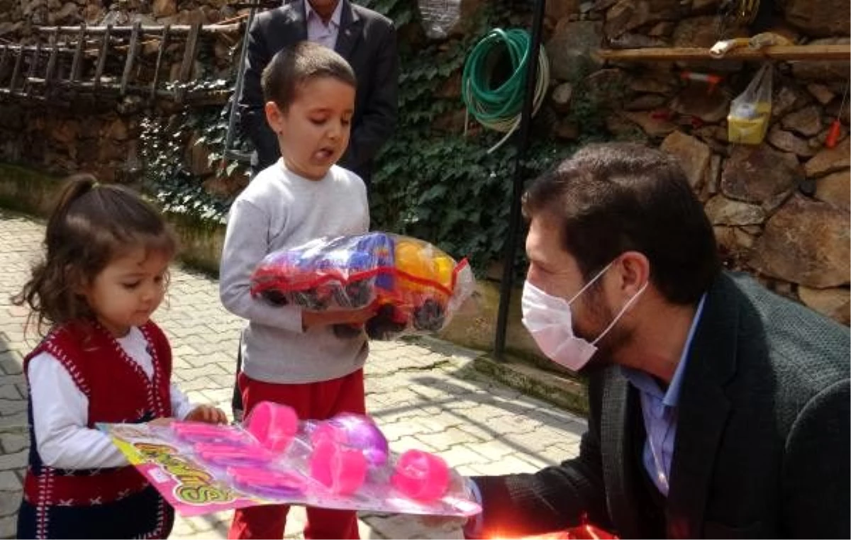 Anne-babasından ayrı kalan çocukların oyuncak talebini, belediye başkanı karşıladı
