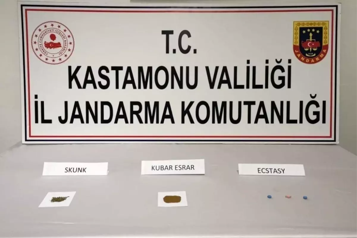 Araçta uyuşturucu kullanırken suçüstü yakalandılar