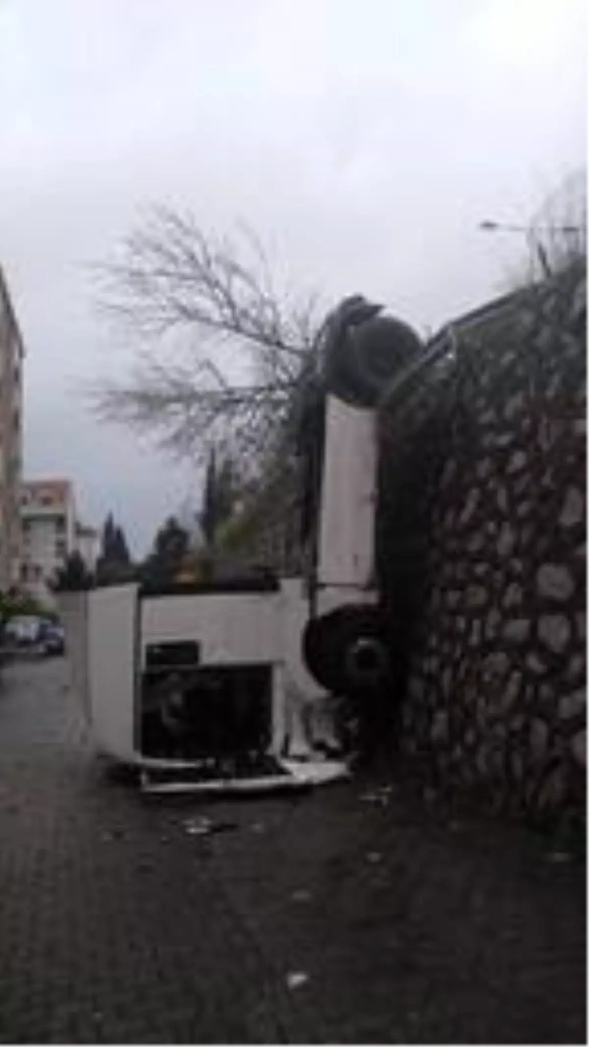 Arka tekerlekleri bariyere takılan TIR asılı kaldı