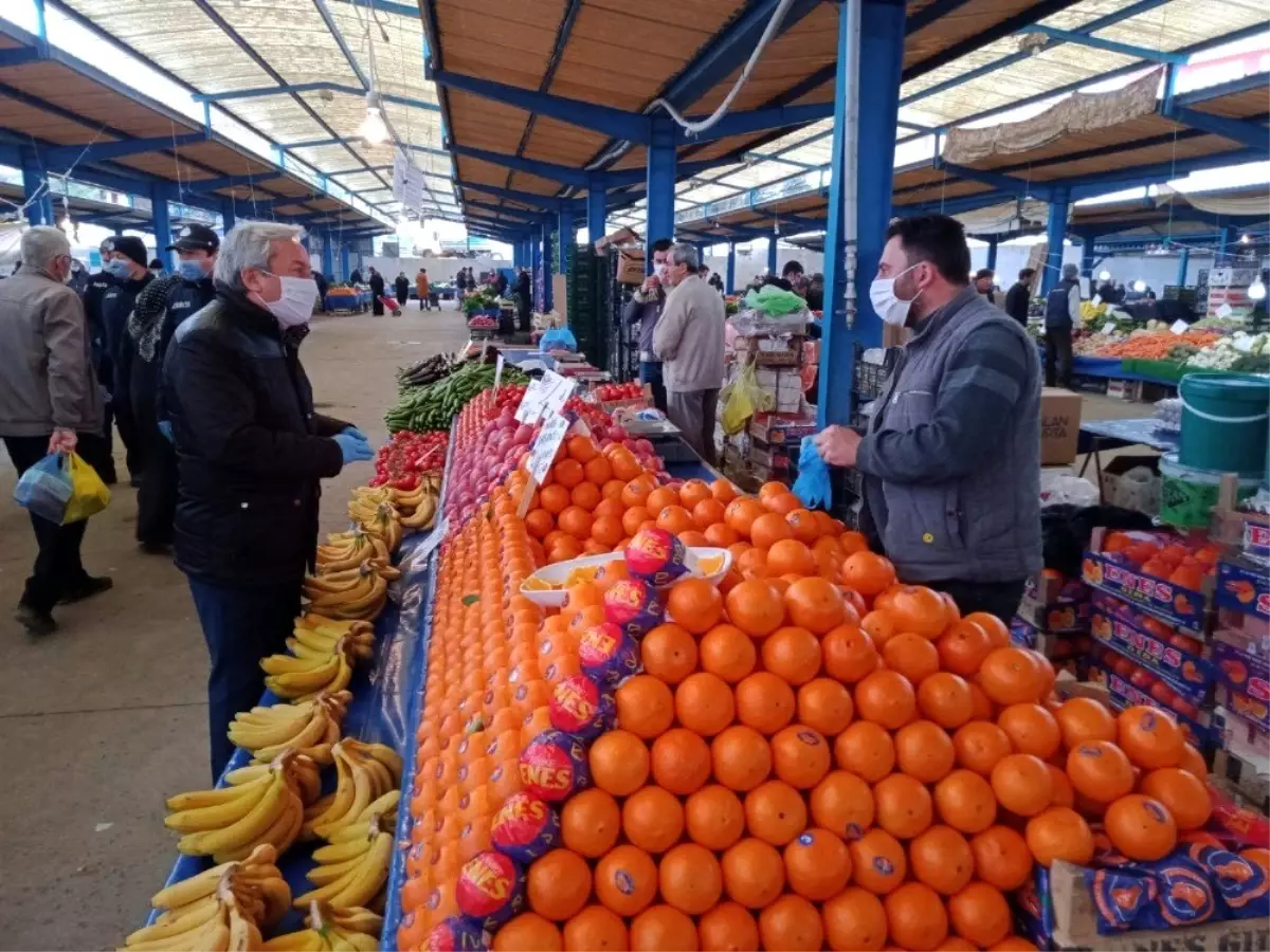 Başkan Şahin pazarda vatandaşlara ve satıcılara maske dağıttı