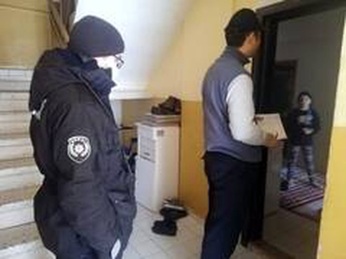 Bekçi eşliğinde yardım paraları dağıtılırken duygulandıran diyalog