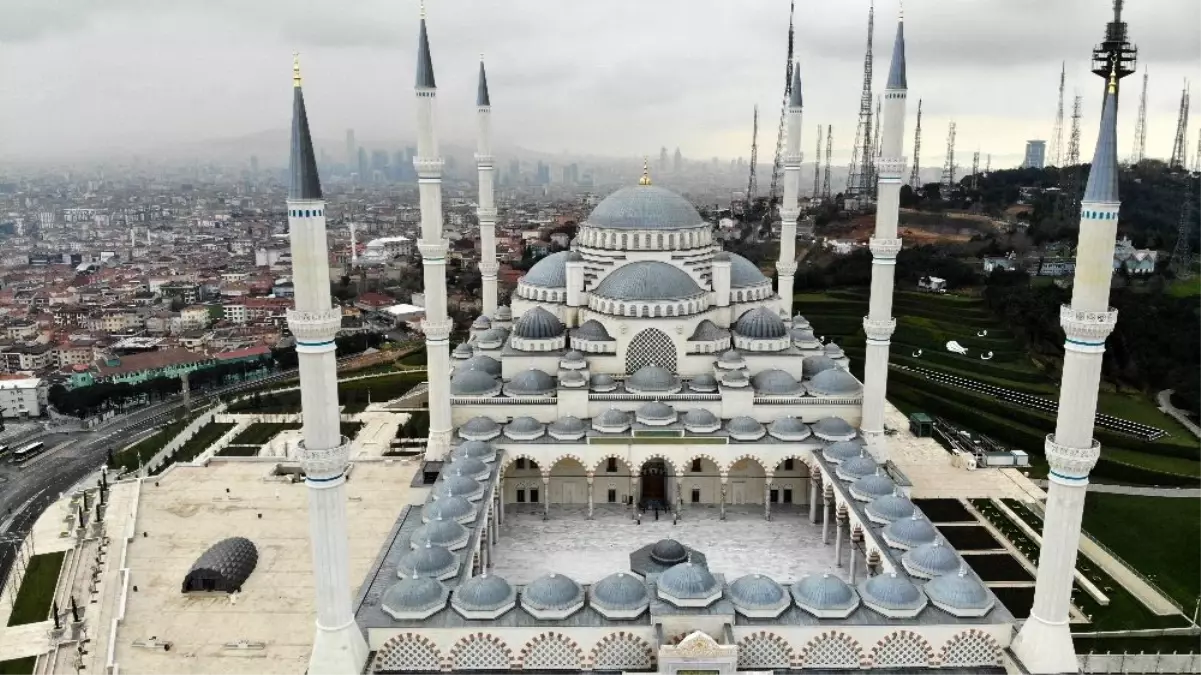 Bu cuma namazında da boş kalan Çamlıca Camisi havadan görüntülendi