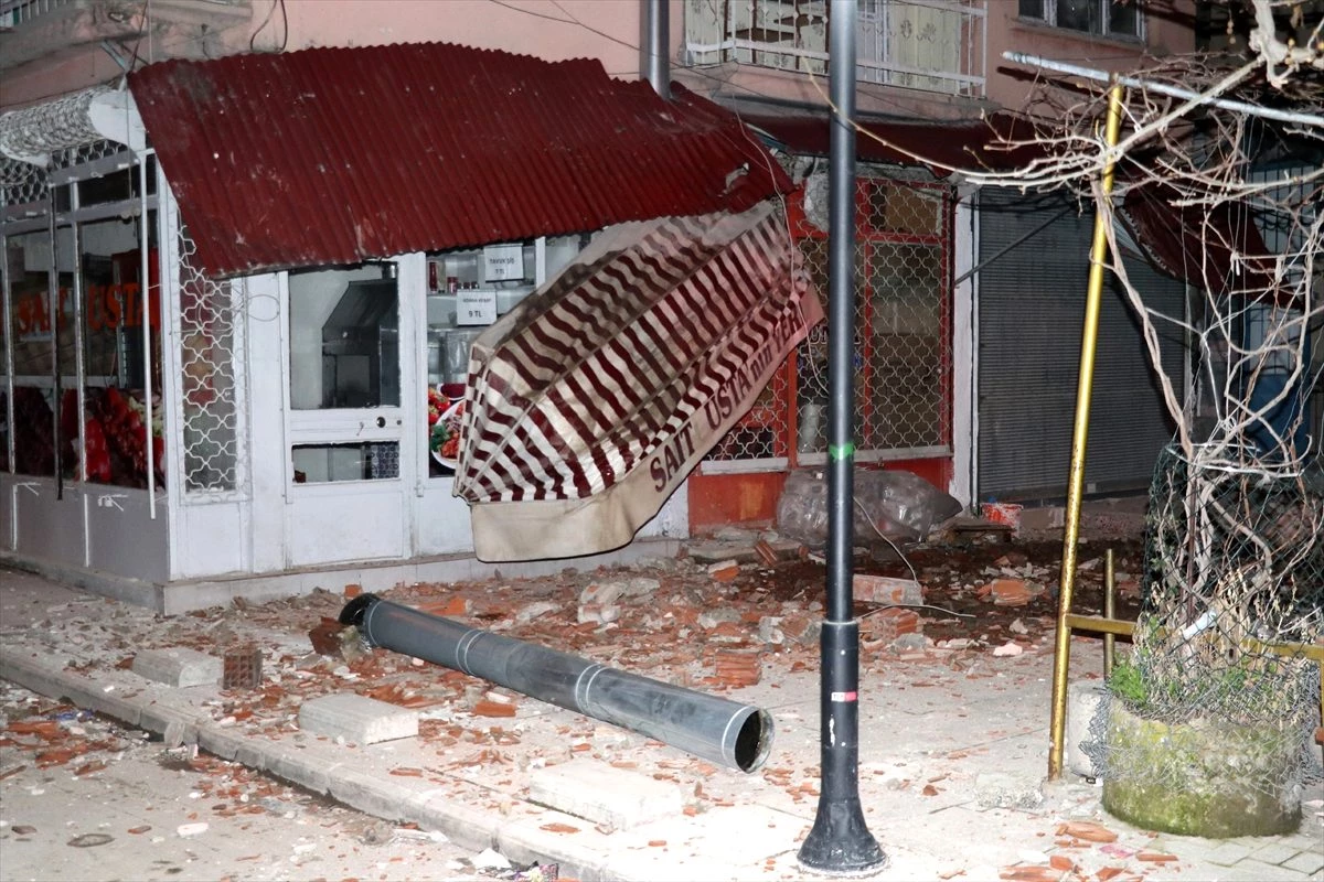 Elazığ\'da 5 katlı apartmanın çatısı çöktü