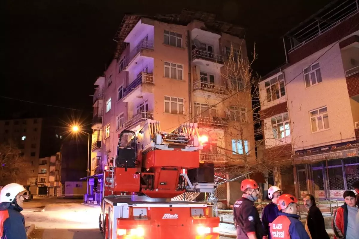 Elazığ\'da çatısında çökme yaşanan bina tahliye edildi