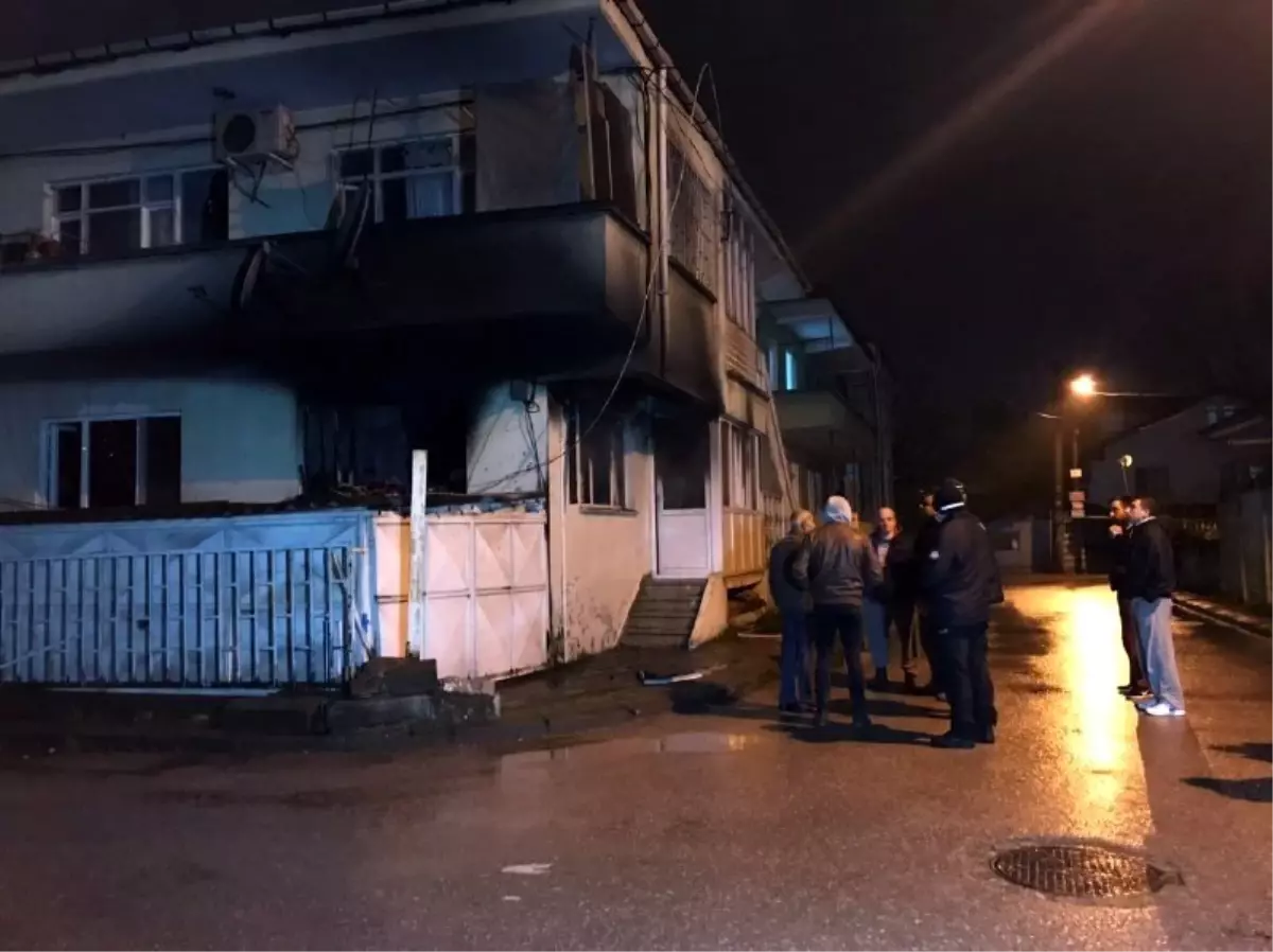 Evinin alt katında yangın çıktı, karantinada tutulan vatandaş polis eşliğinde olay yerine getirildi