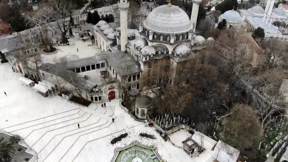 Eyüp Sultan Camii\'nin avlusu kuşlara kaldı