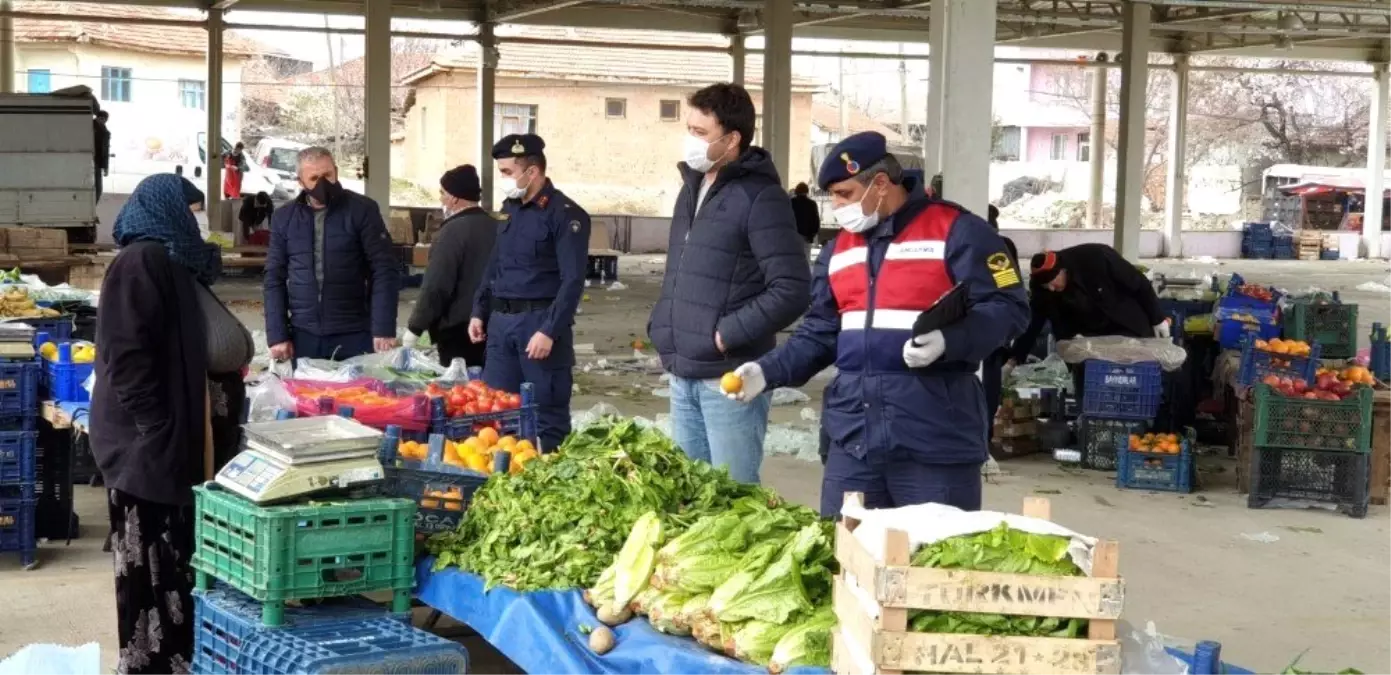 Jandarma pazar esnafı ve vatandaşlara sosyal mesafenin önemini anlattı