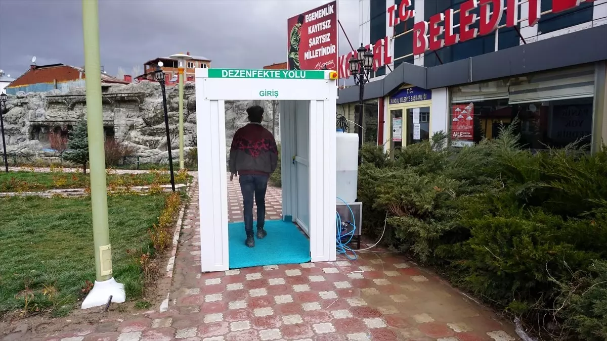 Kangal Belediyesi girişine "dezenfekte yolu" yaptırıldı