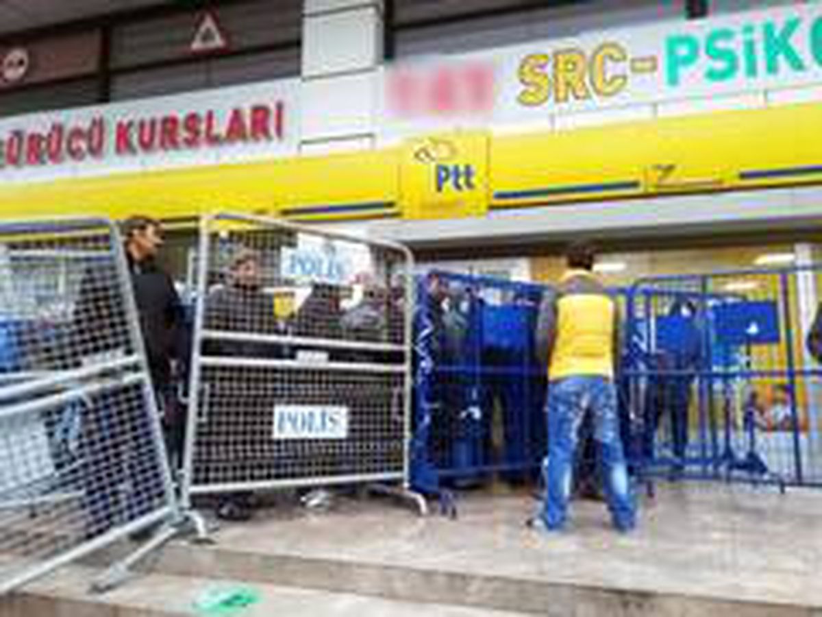 Kapalı olan PTT önünde iç içe beklediler