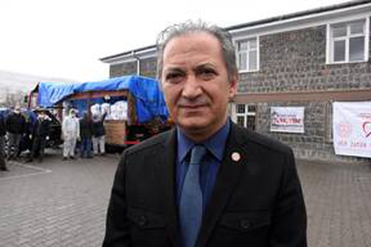 Kayseri\'de öğretmen ve öğrencilerden 9 tır un yardımı