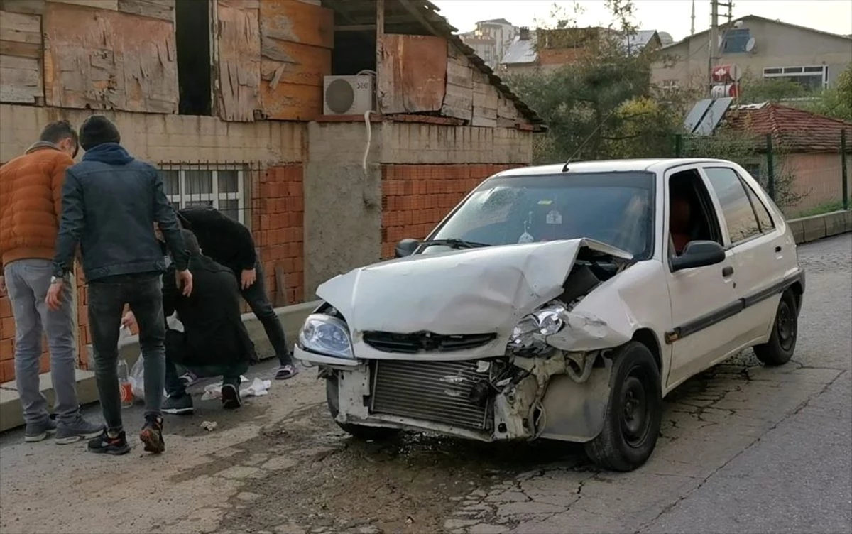 Kocaeli\'de çarpışan iki otomobilin sürücüleri yaralandı