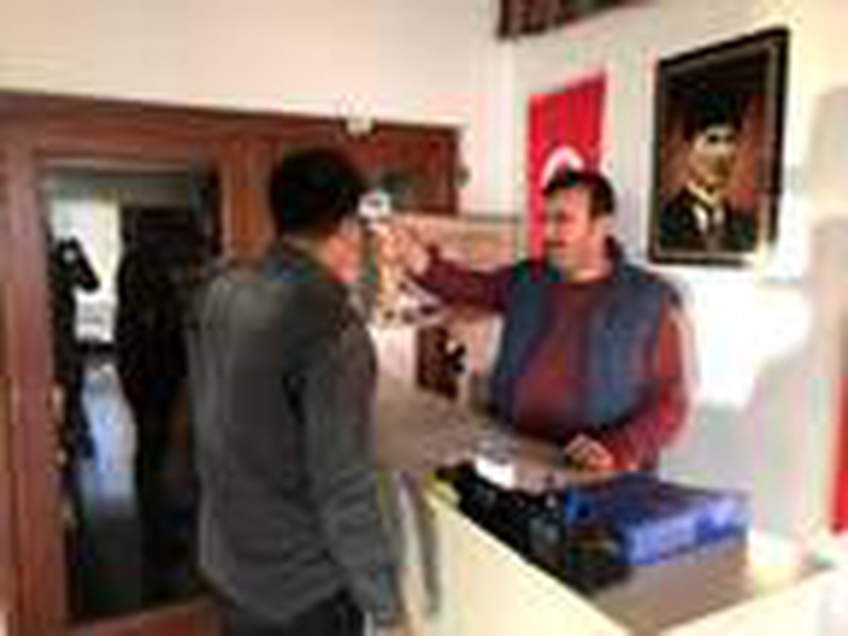 Konaklamaya gelenleri ateşlerini ölçüp, alıyor
