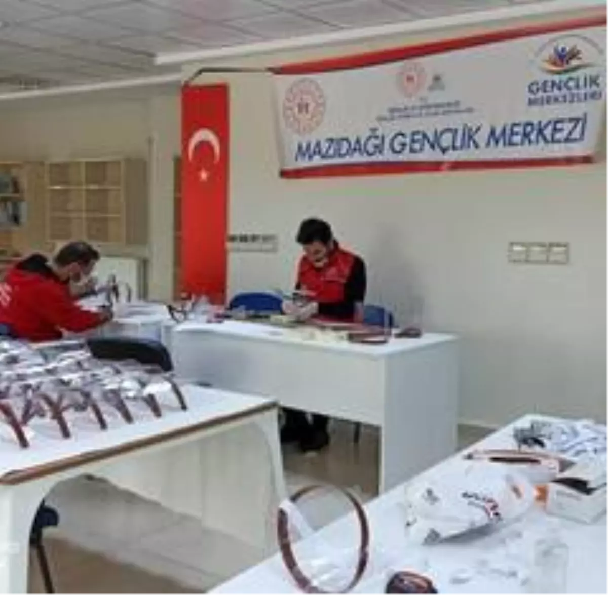 Mazıdağı Gençlik Merkezinde yüz korucuyu siper üretimine başlandı