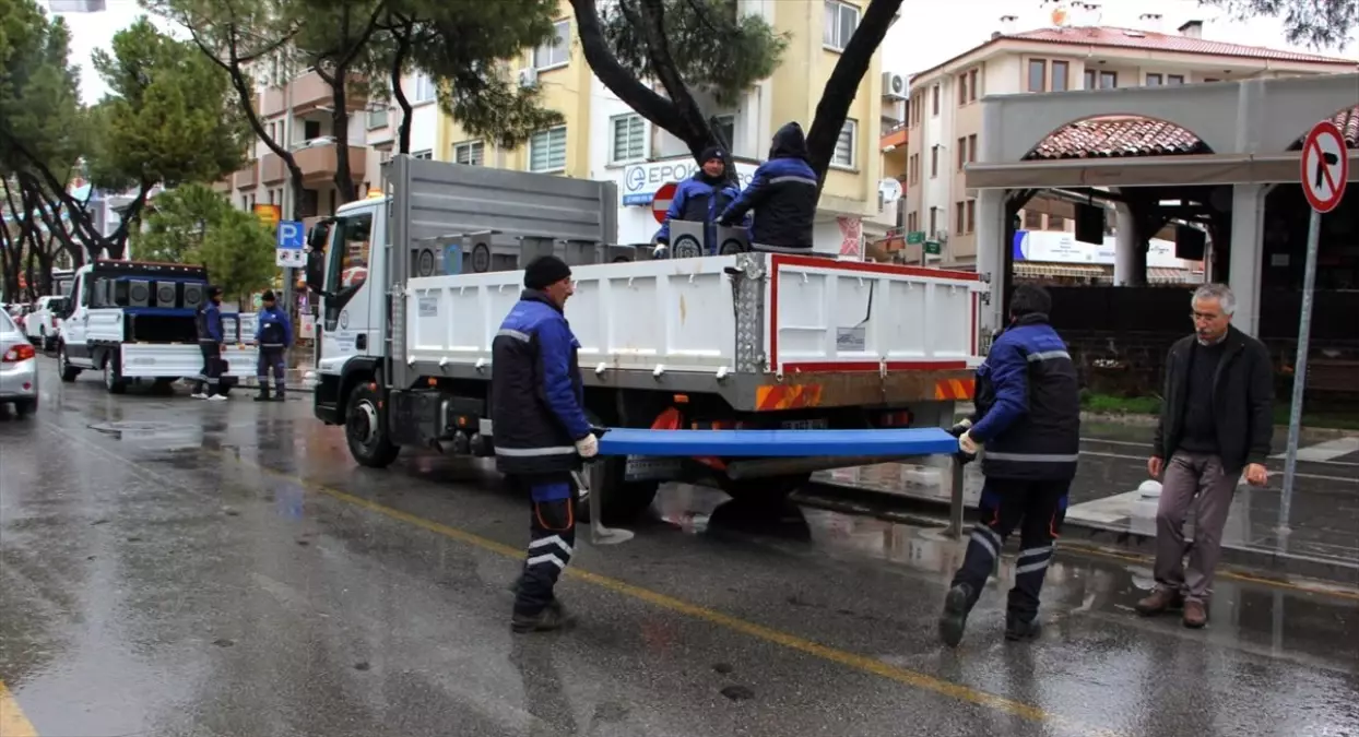 Muğla\'da koronavirüs tedbirleri kapsamında park ve meydanlardaki banklar kaldırıldı