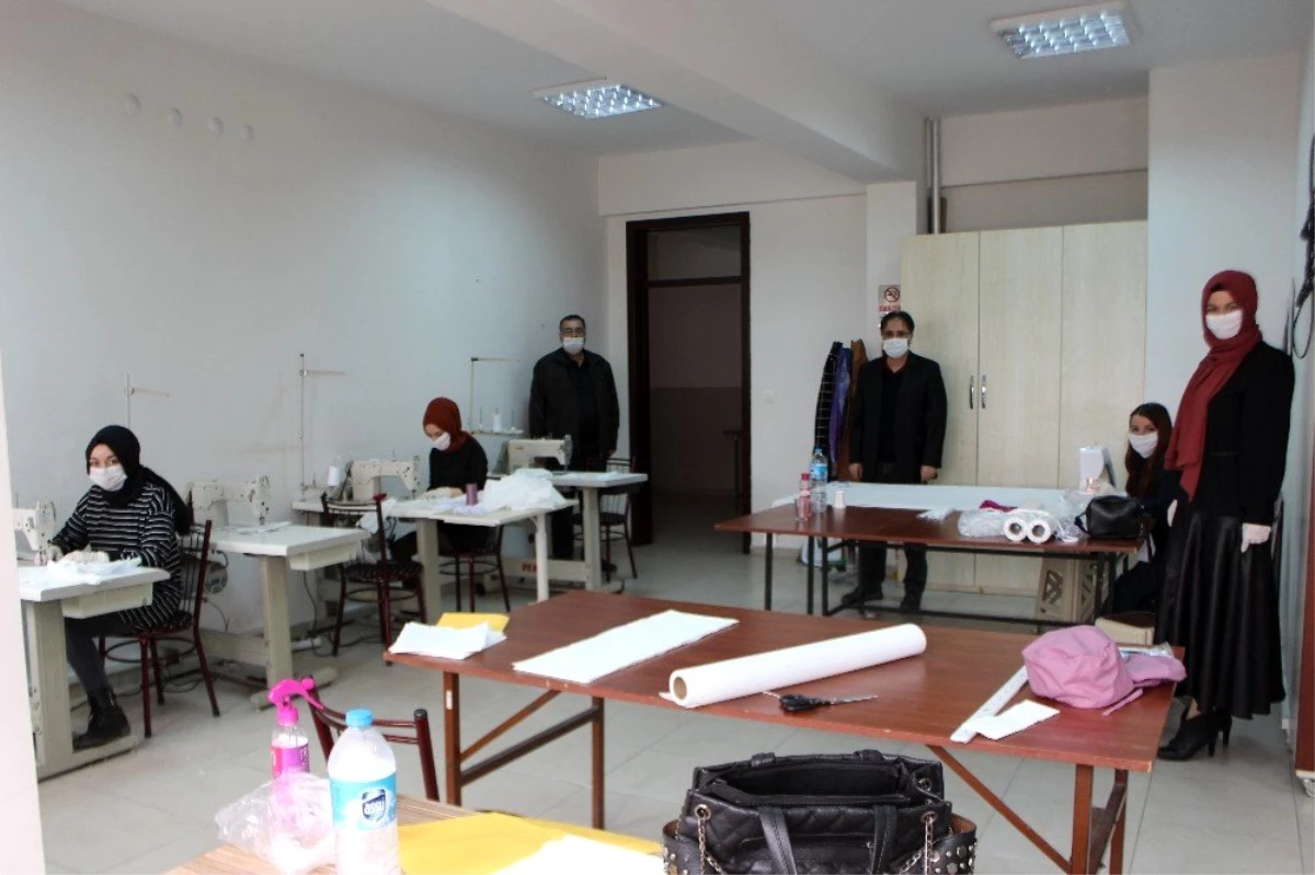 Osmaneli\'de gönüllü öğretmenler 3D yazıcı ile "Yüz koruyucu Siperlik ve Maske" üretiyor