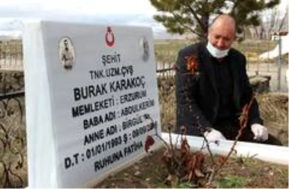 Şehit oğlunun mezarını ziyaret etmek için her gün 30 kilometre yol gidiyor