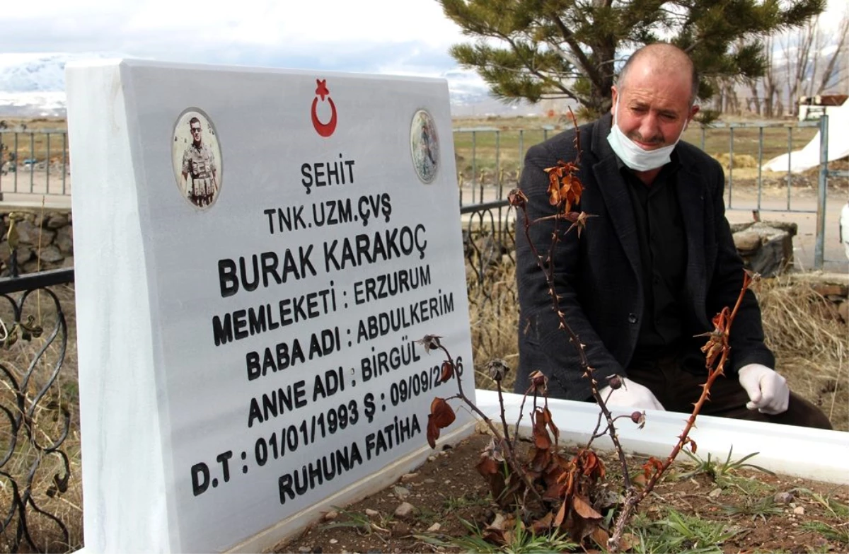 Şehit oğlunun mezarını ziyaret etmek için her gün 30 kilometre yol gidiyor