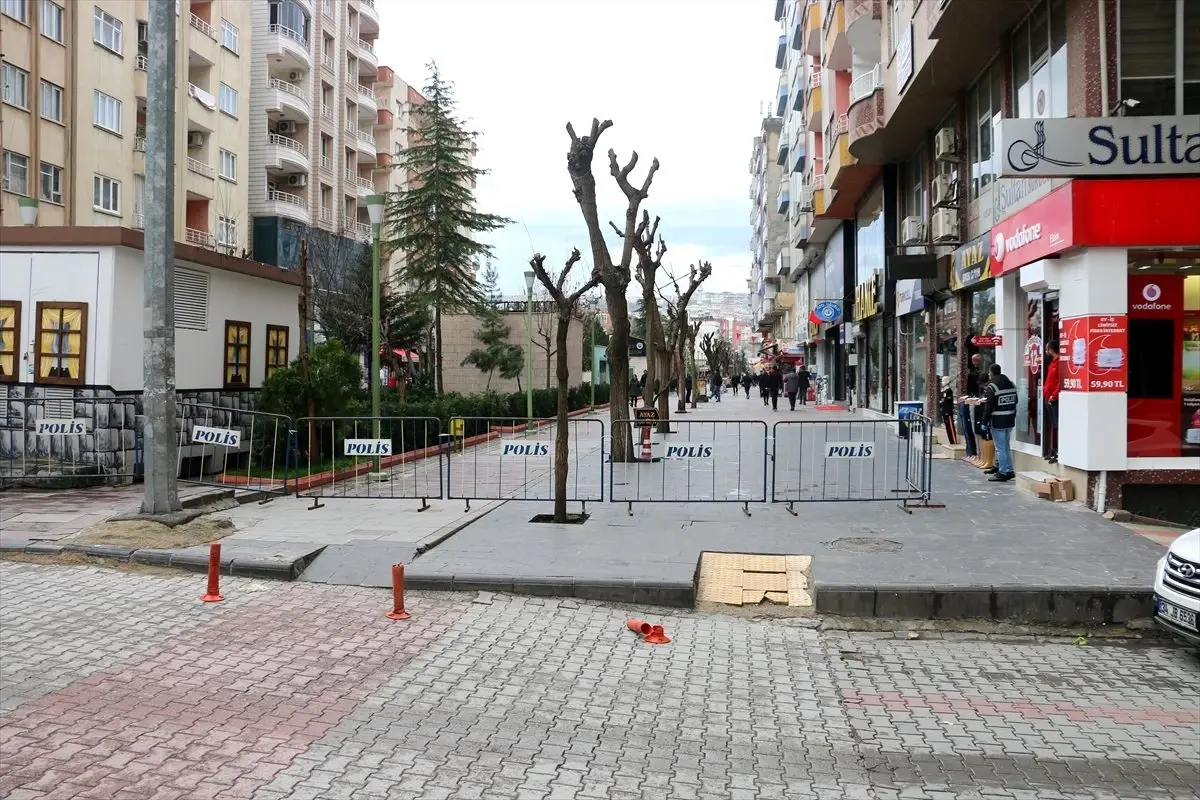 Siirt\'te araç trafiğine kapanan Güres Caddesi\'nde yaya trafiğine de sınırlandırma