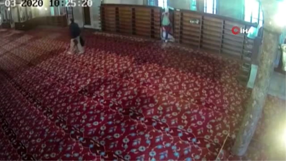 Sultanahmet Camisi\'ndeki ayakkabı hırsızlığı kameraya böyle yansıdı