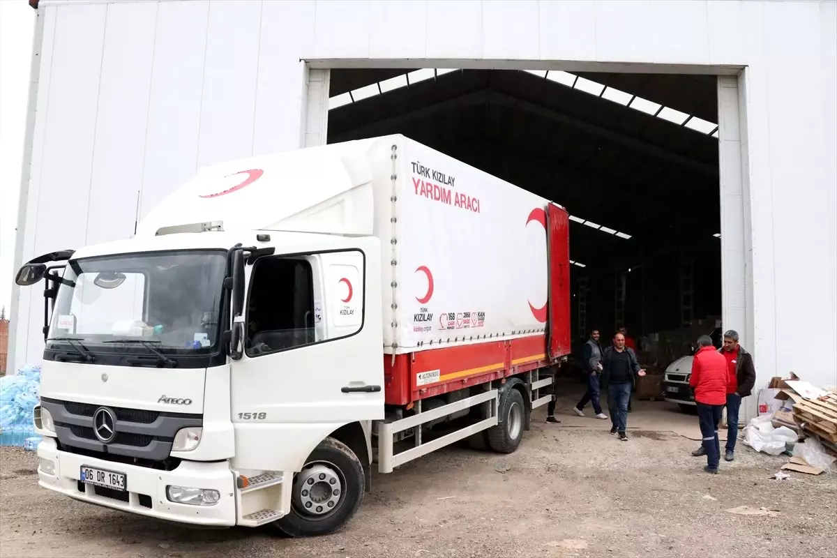 Türk Kızılaydan depremzede aileler ile yaşlı ve hastalara hijyen malzemesi desteği