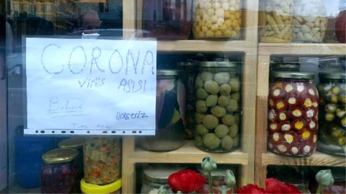 Satışları yüzde 100 artan turşucu, dükkanının camına "Koronavirüs aşısı bulunur" yazısı astı