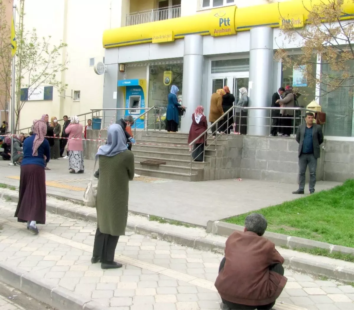 Yardım paraları ihtiyaç sahiplerinin evlerine götürülüyor