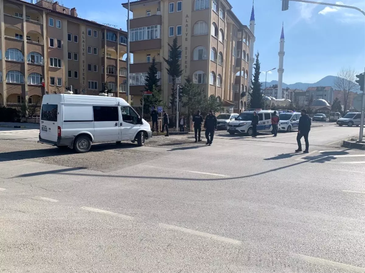 Yol kenarına bırakılan valiz polisi harekete geçirdi