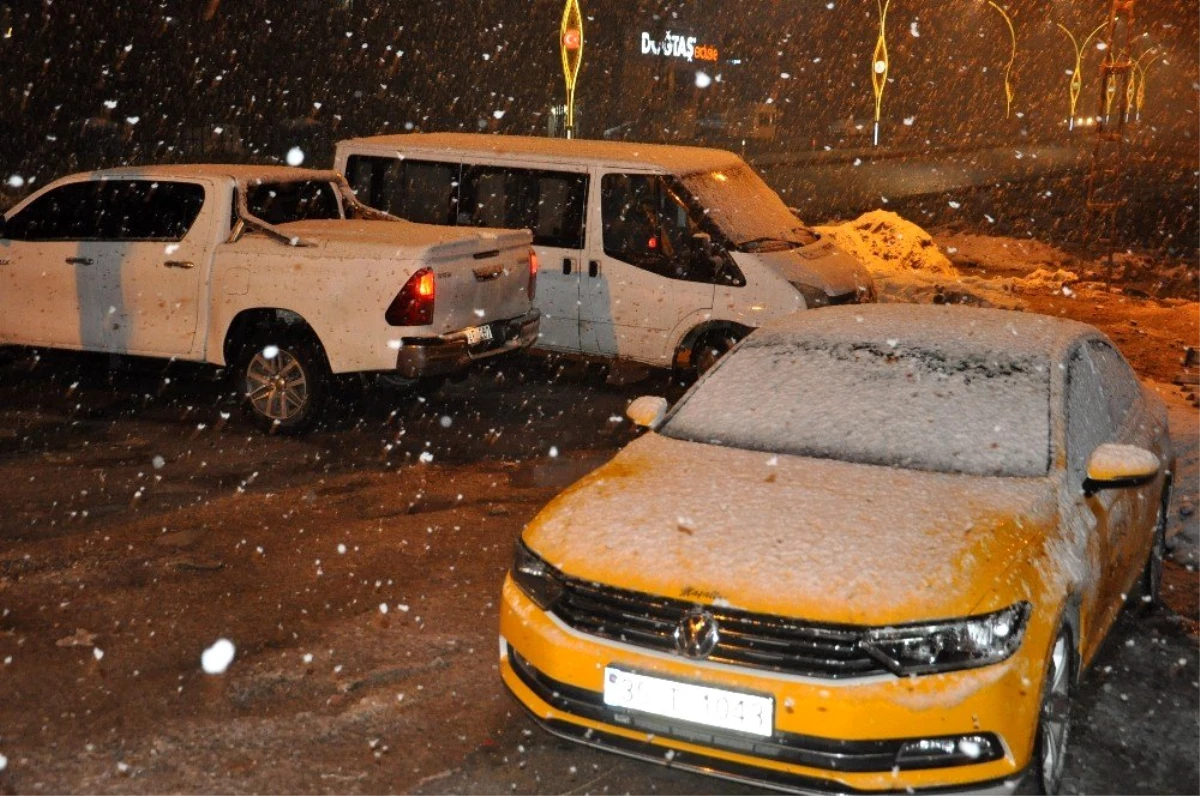 Yüksekova\'da nisan ayında lapa lapa kar yağışı