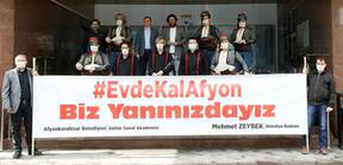 Afyonkarahisar\'da evde kalanlar "zeybek" ile moral buluyor