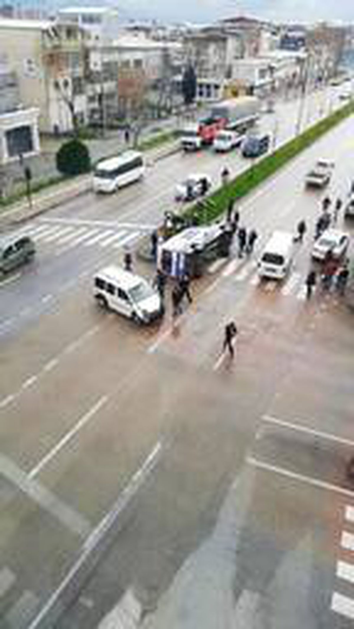 Ambulans ile hafif ticari aracın çarpıştığı kaza, kamerada