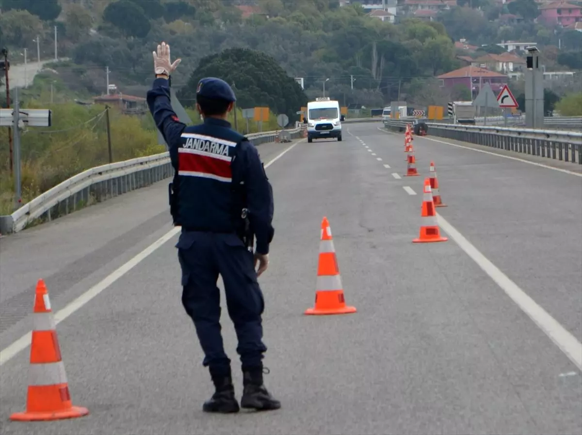 Balıkesir\'de araç giriş çıkışı kontrolleri sürüyor