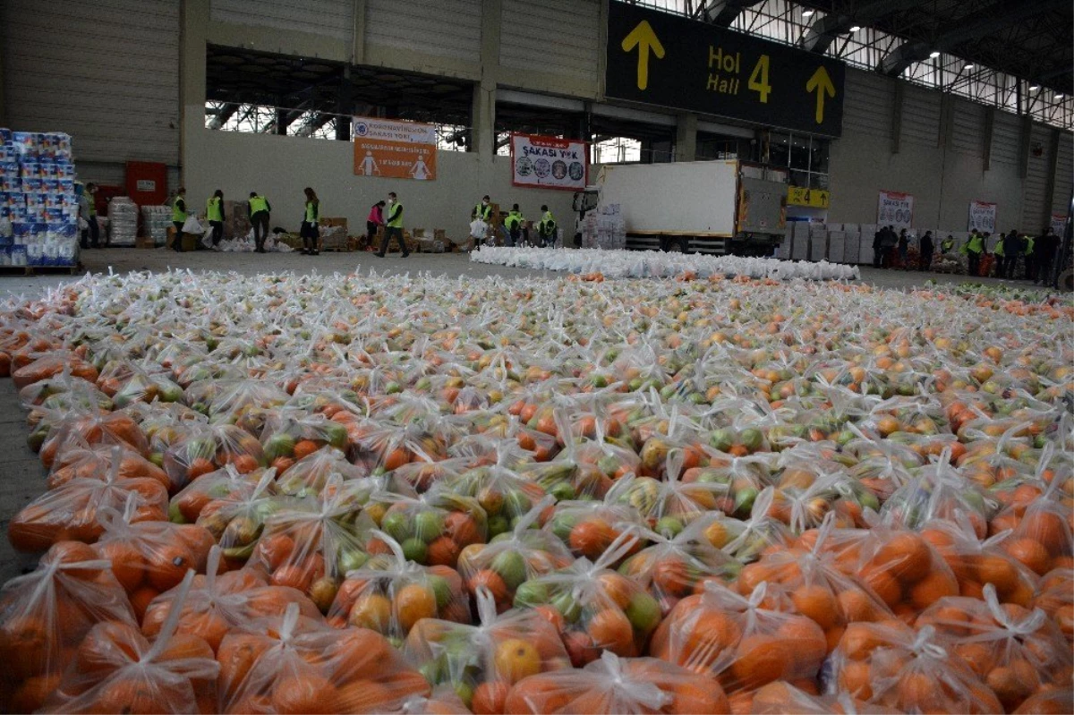 "BizVarız" gönüllüleri gıda paketi hazırladı