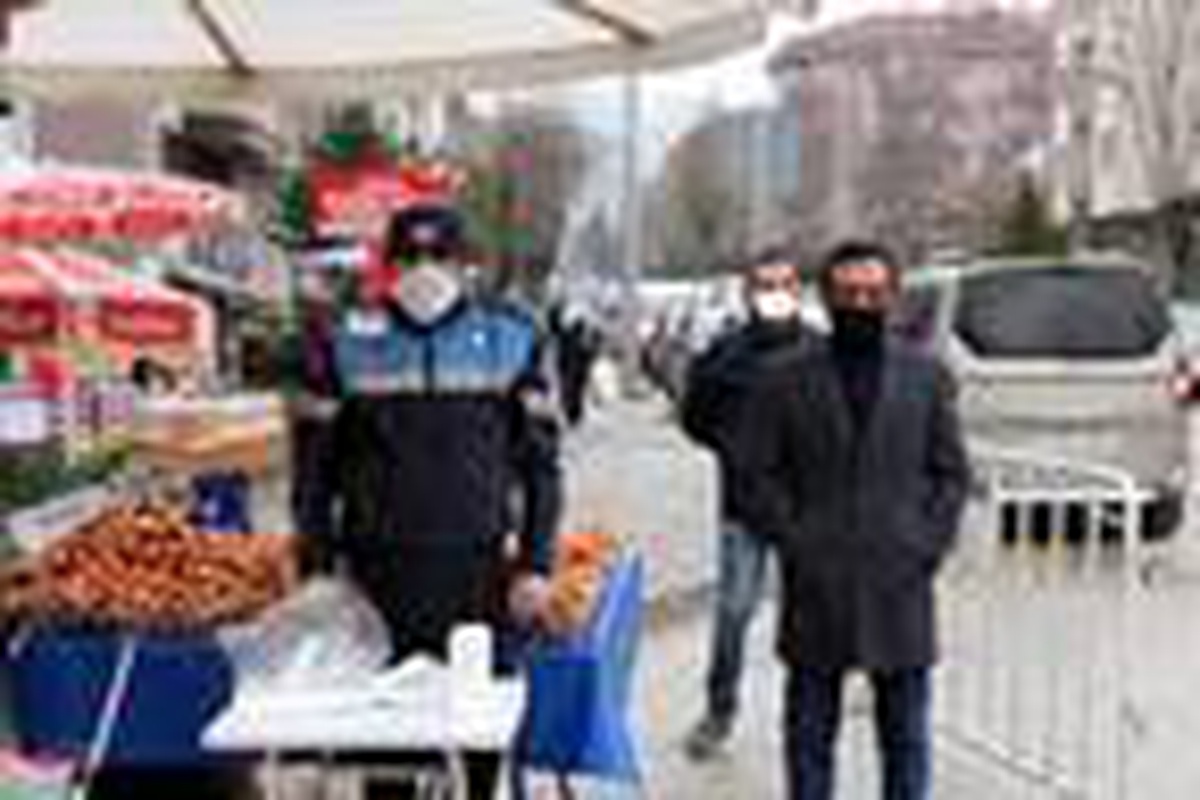 Bolu\'da semt pazarında maske dağıtıldı