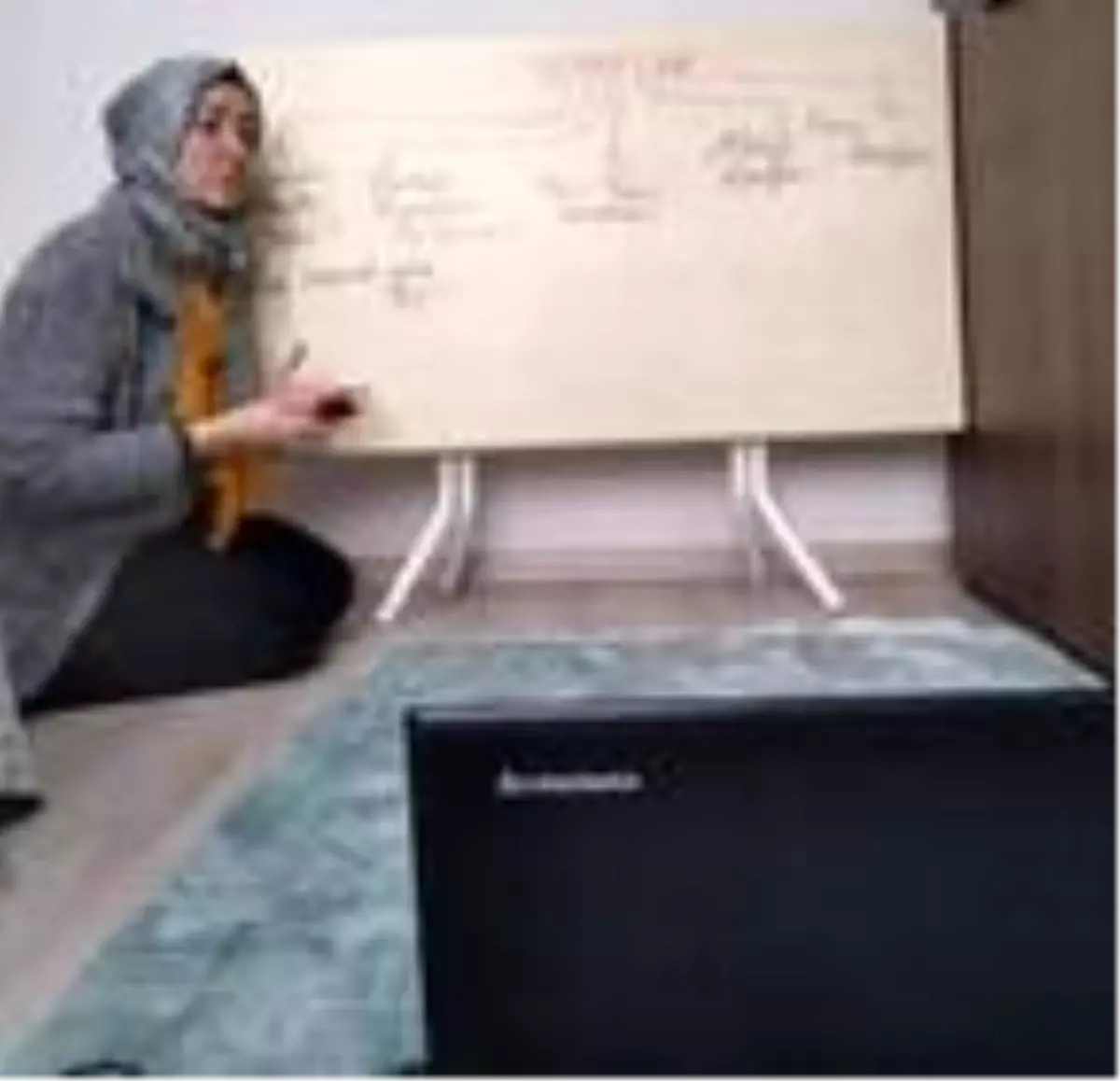 Çalışma masasını tahta yapmıştı…Öğrencilerinin kahramanı oldu