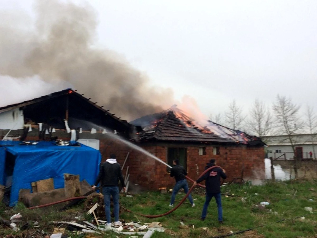 Cumayeri\'nde tek katlı ev alev alev yandı