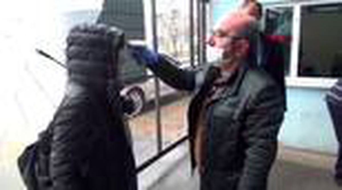 Edirne\'de pazar yerine girenlerin ateşi ölçüldü, maske dağıtıldı